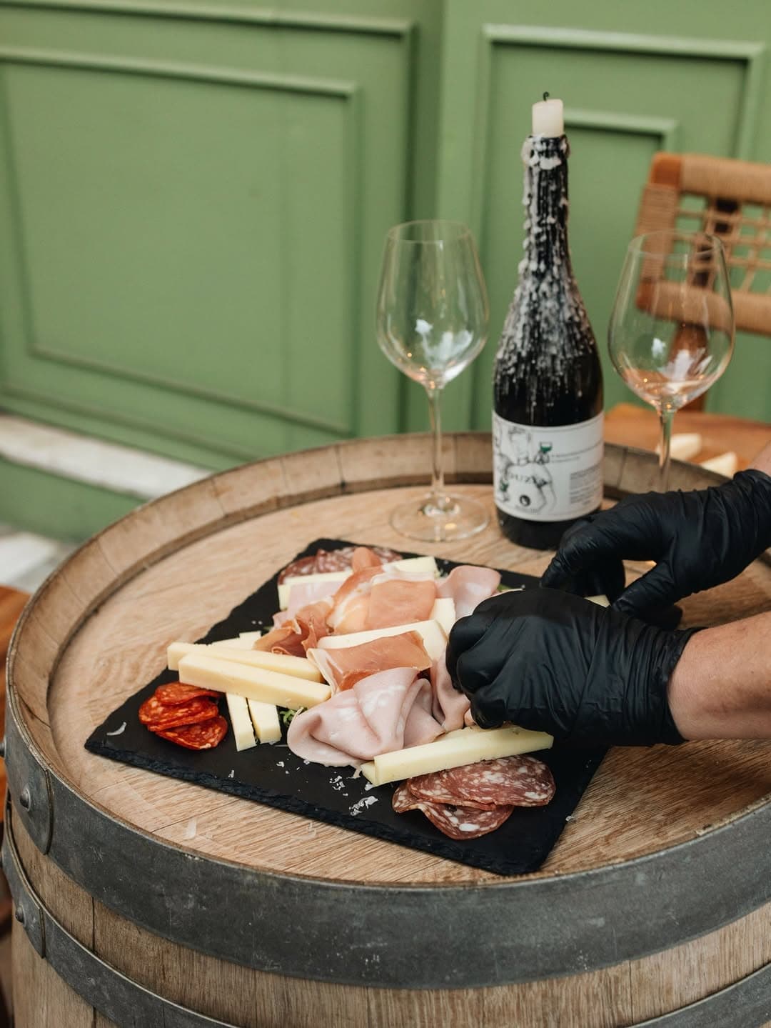 Πιατέλα αλλαντικών και κρασί στο wine bar La Nonna Vineria στον Μετς