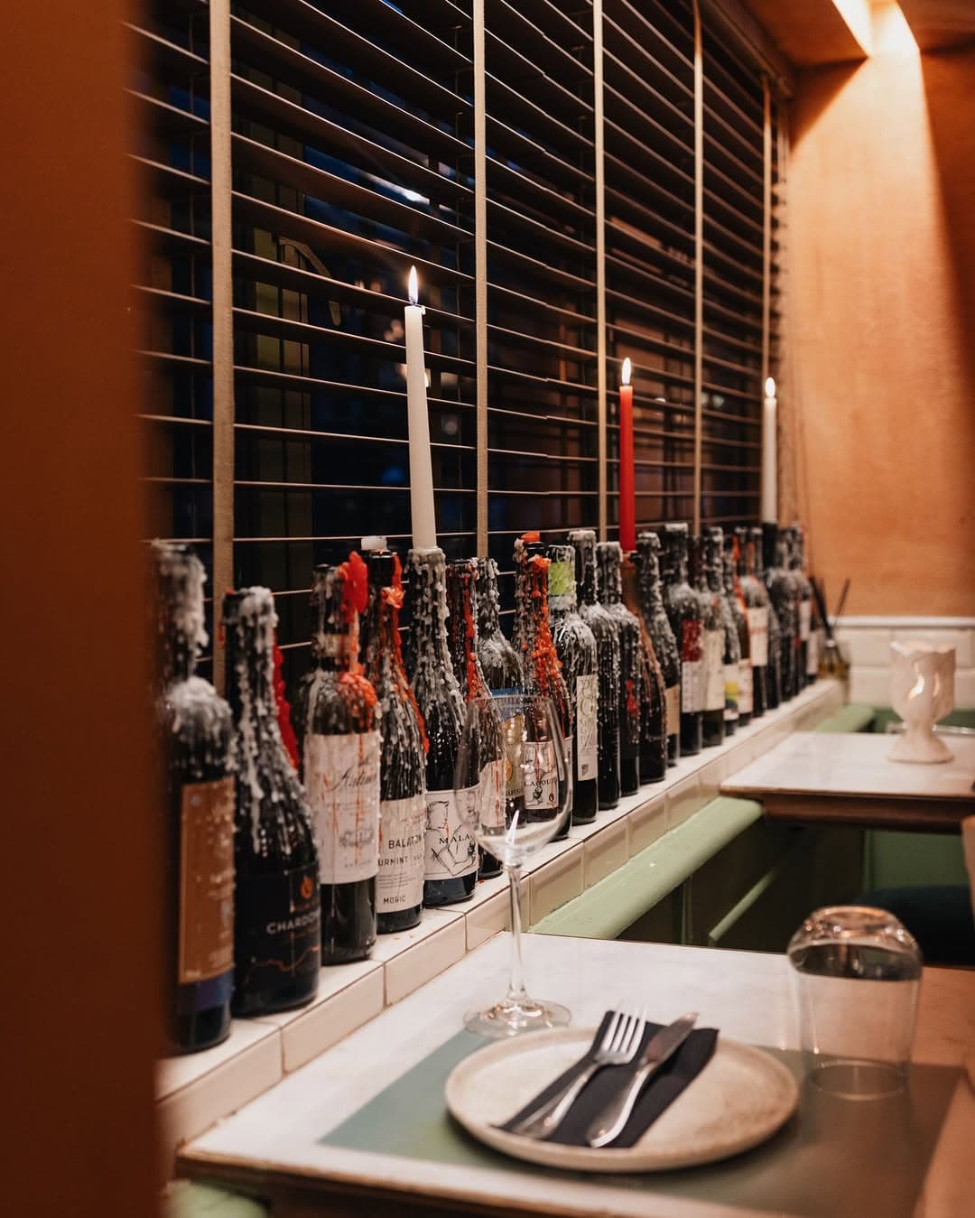 La Nonna wine bar interior, κεριά πάνω σε μπουκάλια κρασιού