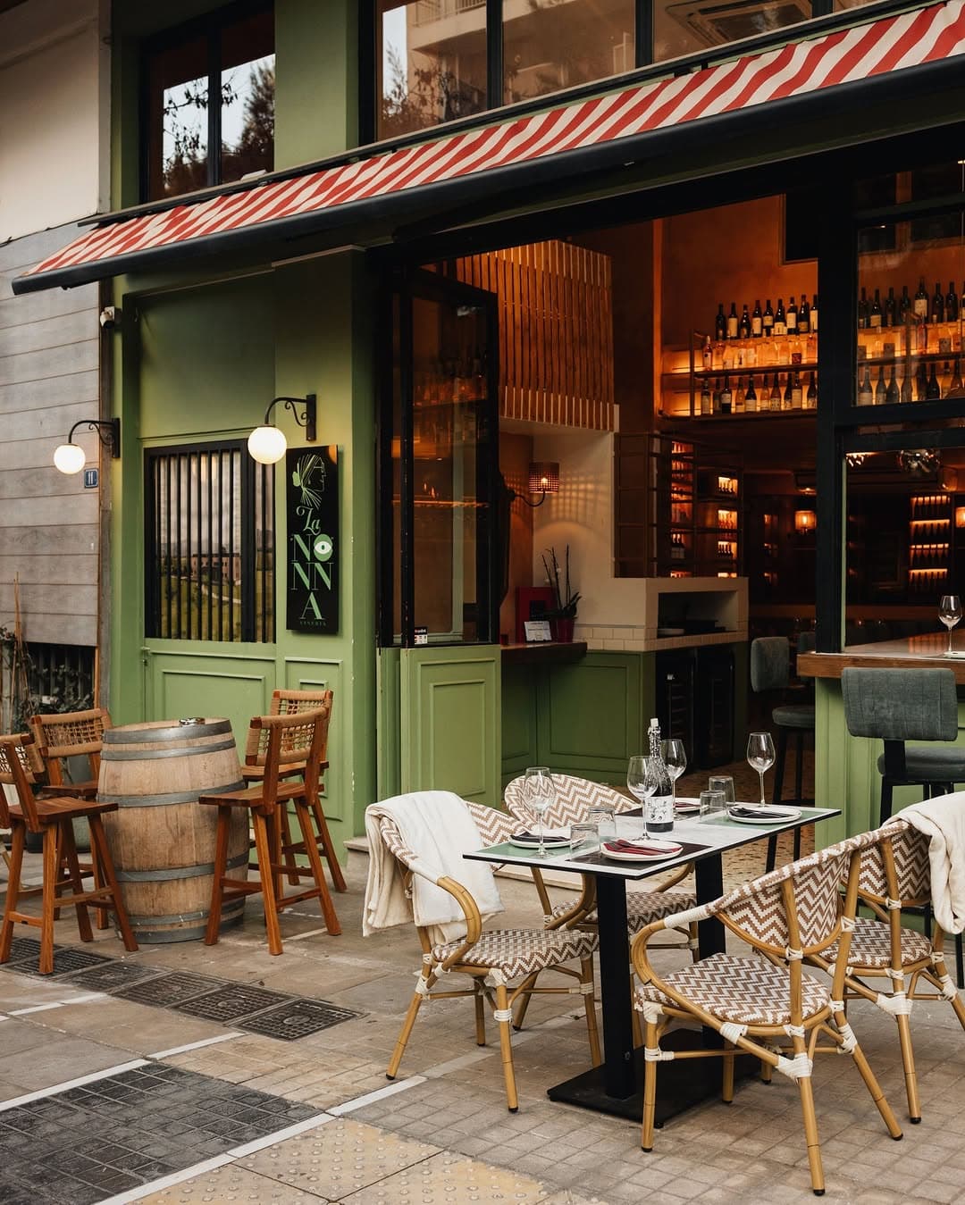 La Nonna wine bar exterior, τραπέζια στο πεζοδρόμιο